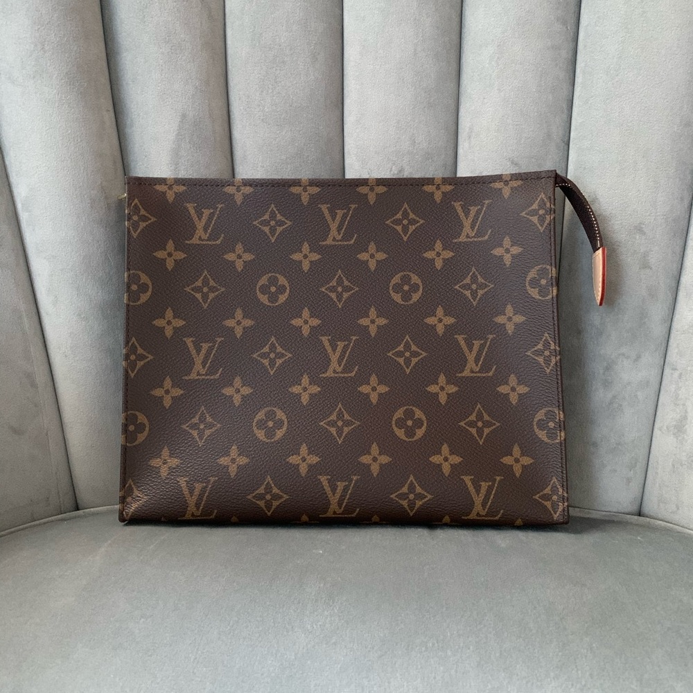 ❗️SOLD❗️🦄 Authentic LV toiletry pouch 26 - Picture 1 of 8
